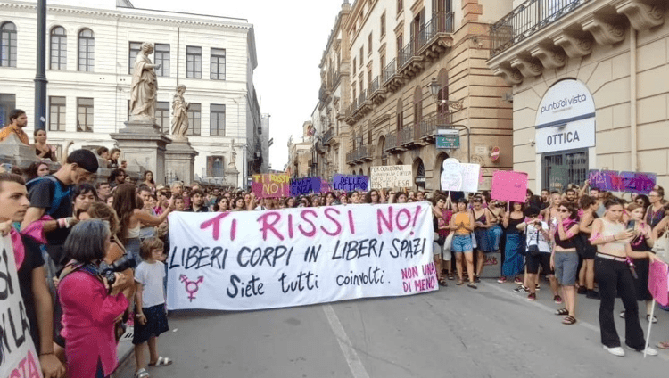 Una manifestazione di solidarietà per la vittima