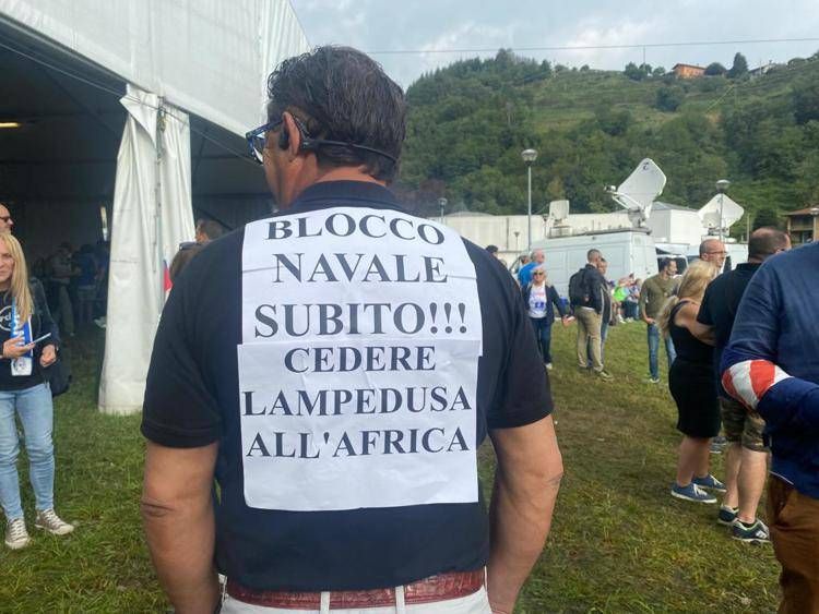 Nel pratone di Pontida spunta la maglia 'cedere Lampedusa all'Africa' - Adnkronos