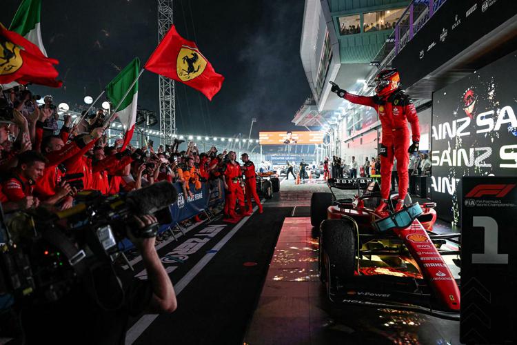 Gp Singapore 2023, Sainz con Ferrari trionfa