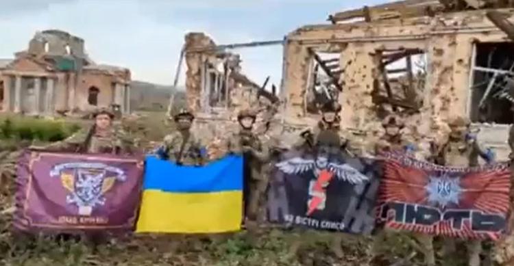 Soldati ucraini nel centro di Klishchiivka