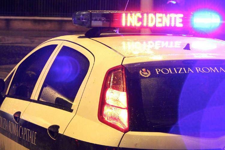 Incidente in via della Magliana, motociclista ferito da un albero caduto sull'asfalto - Fotogramma