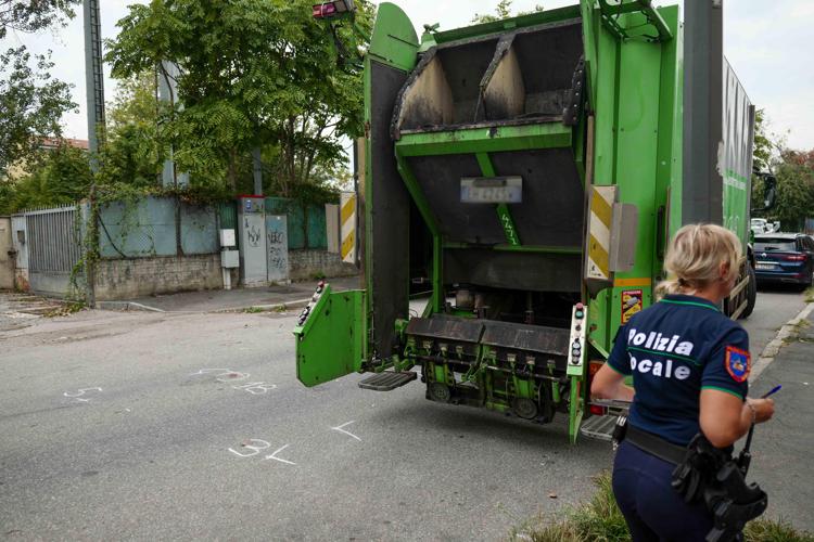 Il camion dei rifiuti che ha investito un'anziana a Milano (Fotogramma) - (Fotogramma)