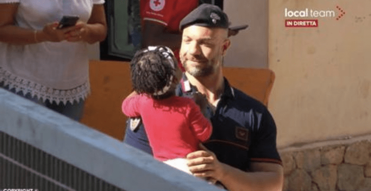 Il carabiniere con la bambina