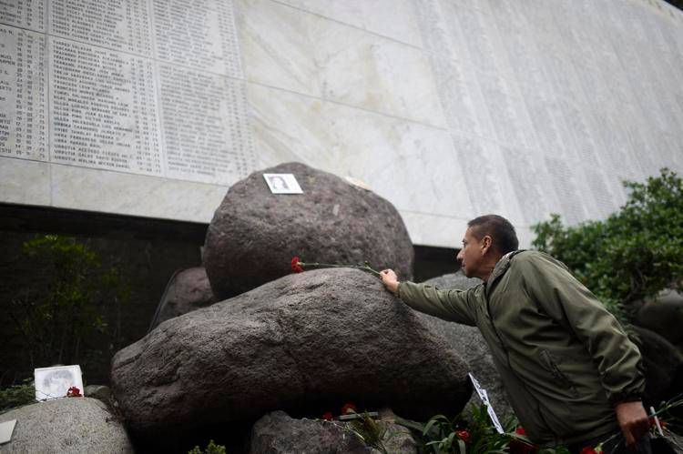 Il Memoriale per i desaparecidos all'ingresso del cimitero di Santiago del Cile (foto Afp)