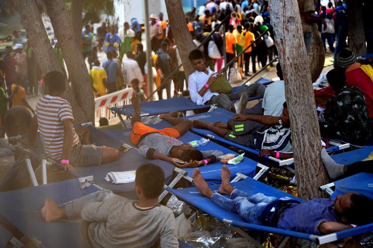 Migranti nell'hotspot di Lampedusa - Afp