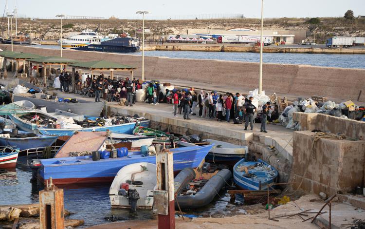 Migranti a Lampedusa (Afp)