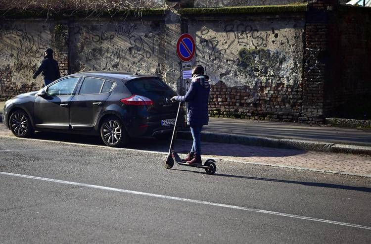 Monopattini in strada - Fotogramma