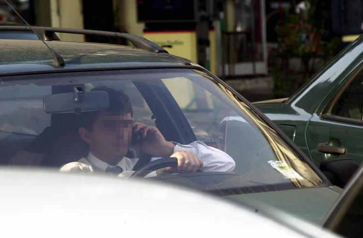 Un automobilista al telefono mentre guida(Fotogramma)