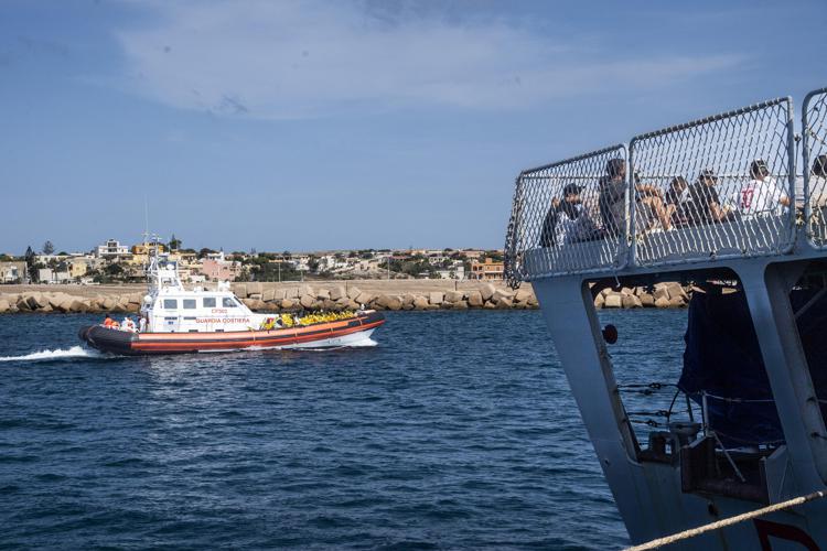 Sbarco di migranti a Lampedusa - (Afp)