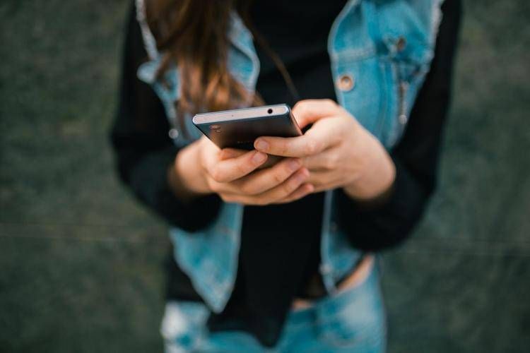 Una ragazza con uno smartphone