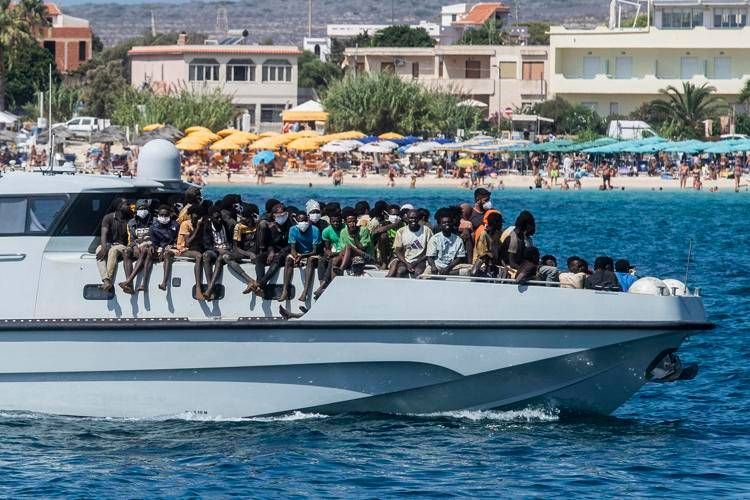 Migranti in arrivo a Lampedusa - Afp