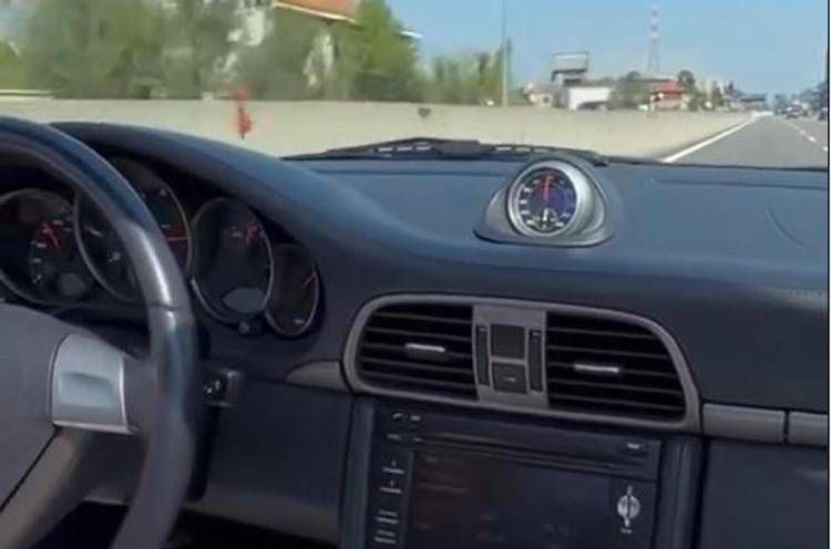Fermo immagine dal video in autostrada