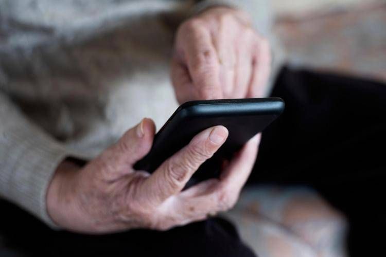 Cellulare in mano a un donna - (123RF)