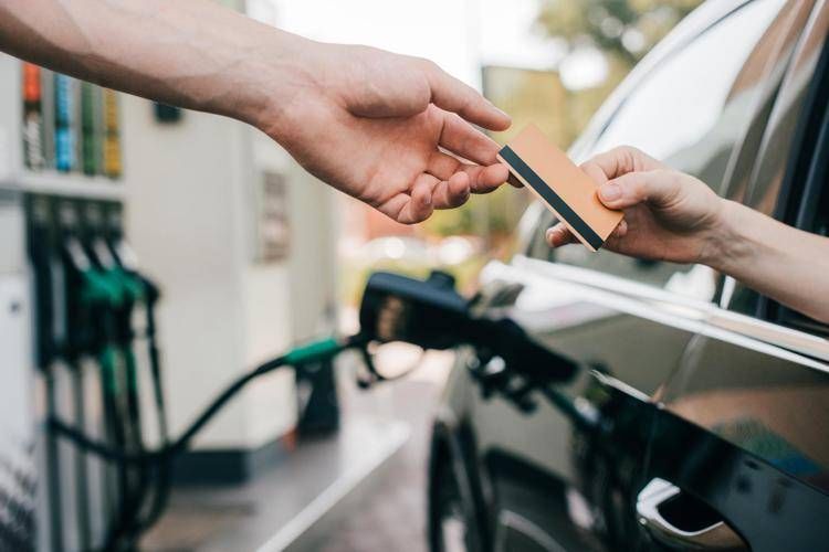 Benzina, prezzi in calo alla pompa - 123RF