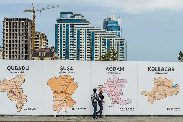 Poster delle città del Nagorno-Karabakh a Baku - Afp