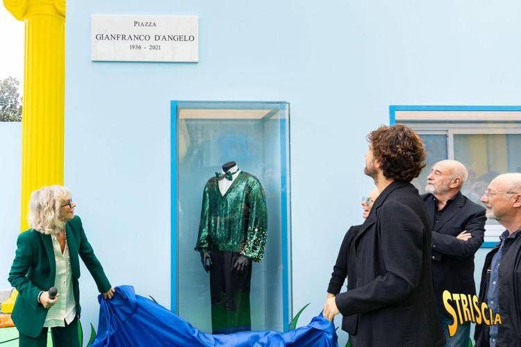 La piazza davanti allo studio di 'Striscia la Notizia' è piazza Gianfranco D'Angelo