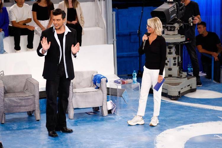 Stash nello studio di 'Amici' con Maria De Filippi Ascolta questo articolo ora...