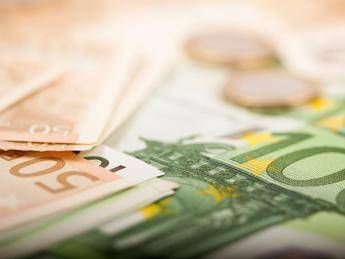 Extraprofitti banche, la tassa cambia
