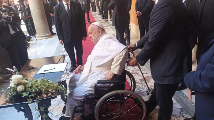 Papa Francesco alla camera ardente di Giorgio Napolitano (Foto Adnkronos)