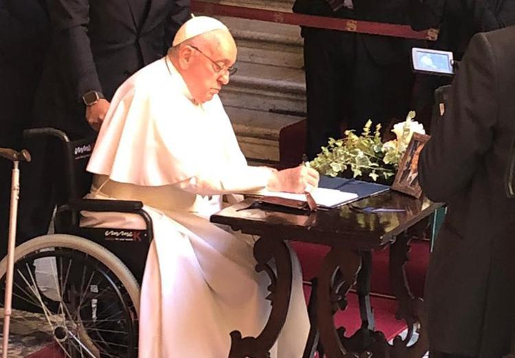 Il Papa scrive il suo messaggio all'uscita dalla Camera ardente di Napolitano - Adnkronos