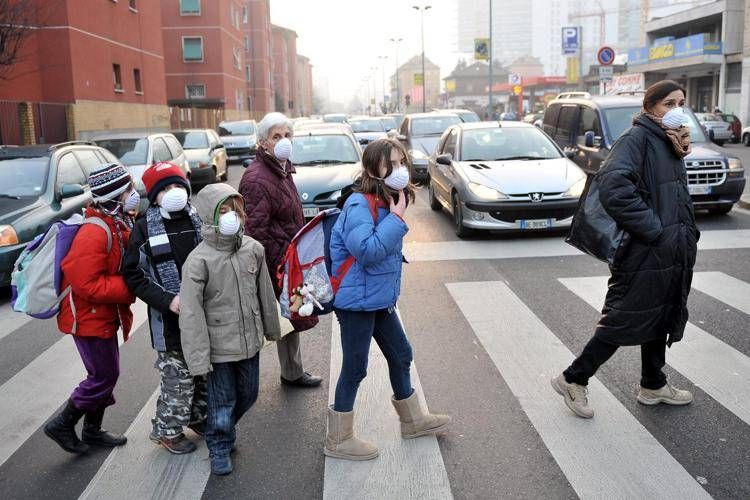 BAMBINI, NONNA E MAMMA CON LE MASCHERINE PER LO SMOG ATTRAVERSANO LA STRADA SU STRISCE PEDONALI (Duilio Piaggesi / Fotogramma, MILANO - 2011-02-02) p.s. la foto e' utilizzabile nel rispetto del contesto in cui e' stata scattata, e senza intento diffamatorio del decoro delle persone rappresentate - FOTOGRAMMA