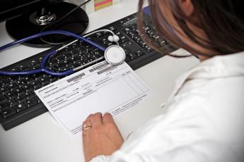 Stressati nove medici di famiglia su 10: effetto Covid, burocrazia e WhatsApp