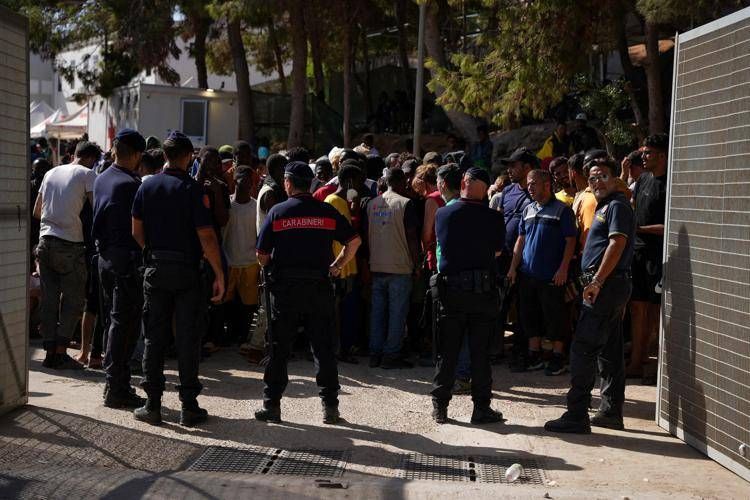 Migranti a Lampedusa - Afp