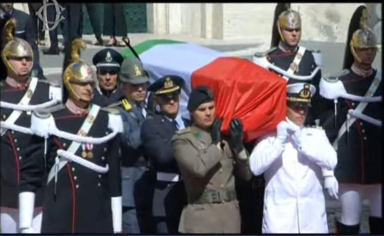Il feretro di Napolitano al termine della cerimonia a Montecitorio