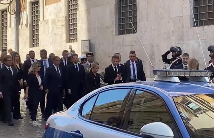 Meloni e Macron  raggiungono a piedi Palazzo Chigi - Adnkronos