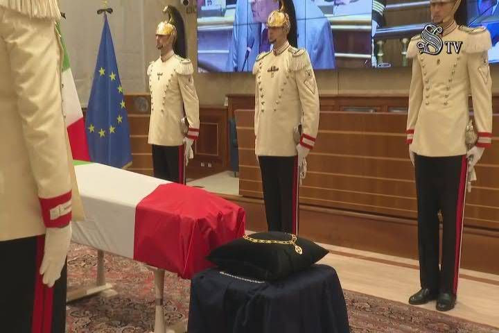 Giorgio Napolitano funeral, the coffin leaves Montecitorio – Video