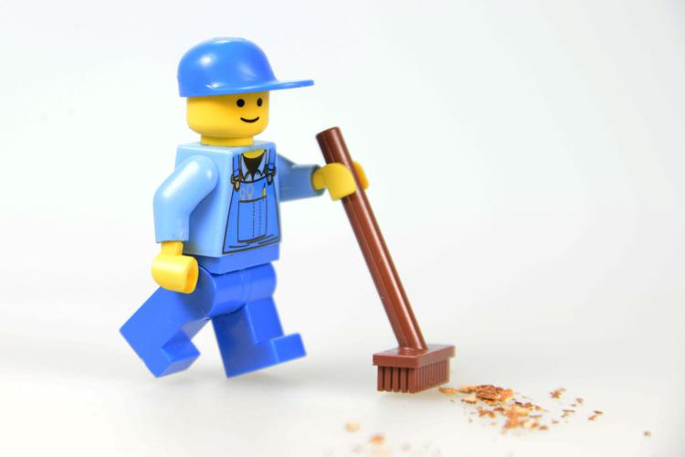 Lego spazza a terra - Canva