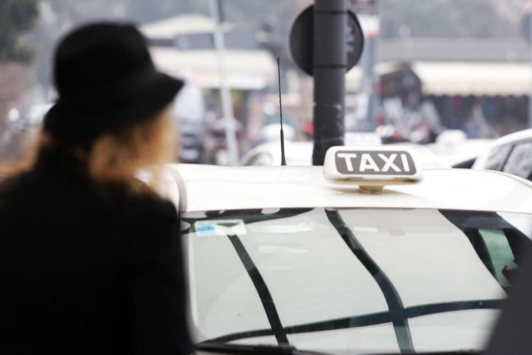 Un taxi a Milano - FOTOGRAMMA