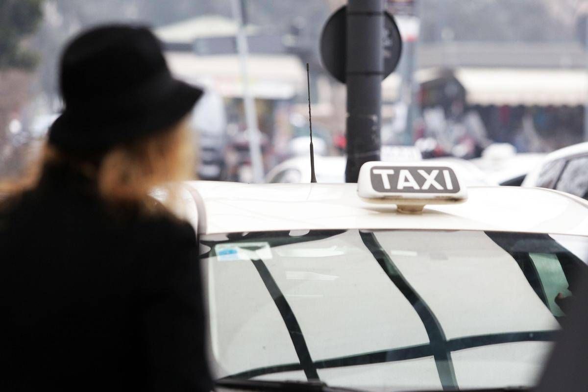 Taxi Milano, la doppia guida non decolla: 420 su 4.855 licenze