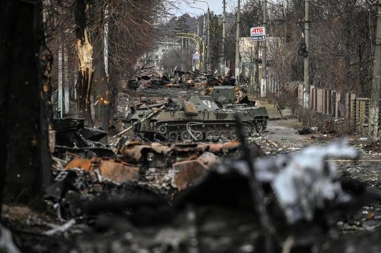 Un tank e macerie in una zona di guerra