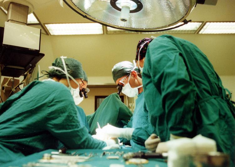 Un intervento in sala operatoria (Fotogramma)