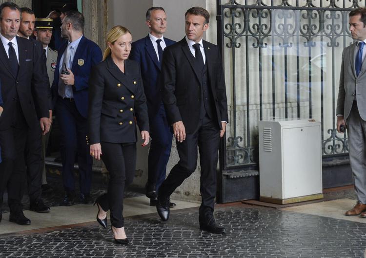 La presidente del Consiglio Giorgia Meloni e il presidente francese Emmanuel Macron - Fotogramma