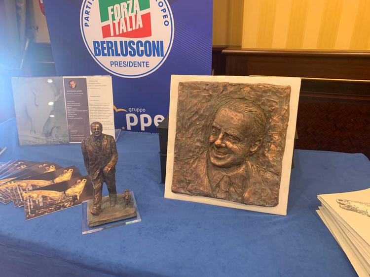 Foto e statuine alla convention di Forza Italia a Paestum (Foto Adnkronos)