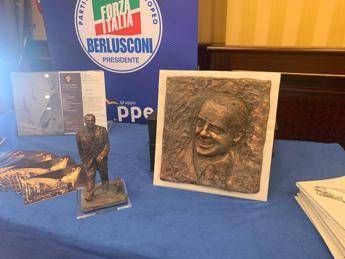 Berlusconi day, statuettes and photos in Paestum but no hologram