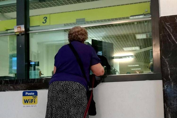 Una pensionata allo sportello