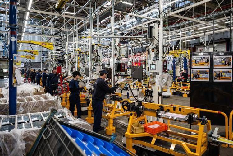 Industria, operai al lavoro - Afp