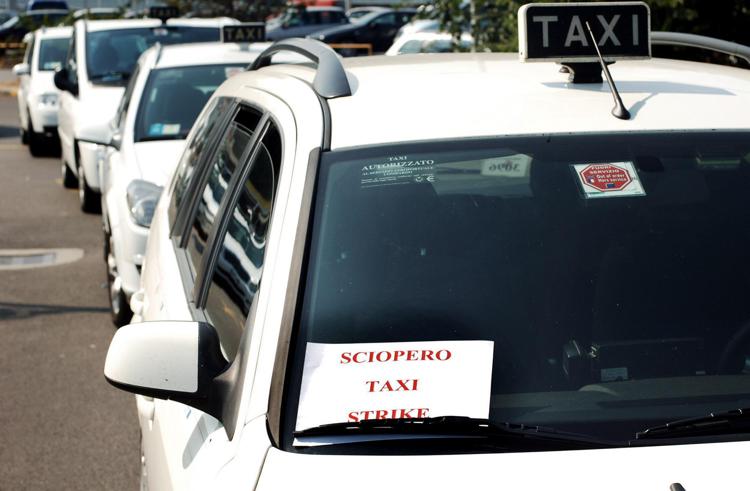 Taxi fermi in fila  - Fotogramma