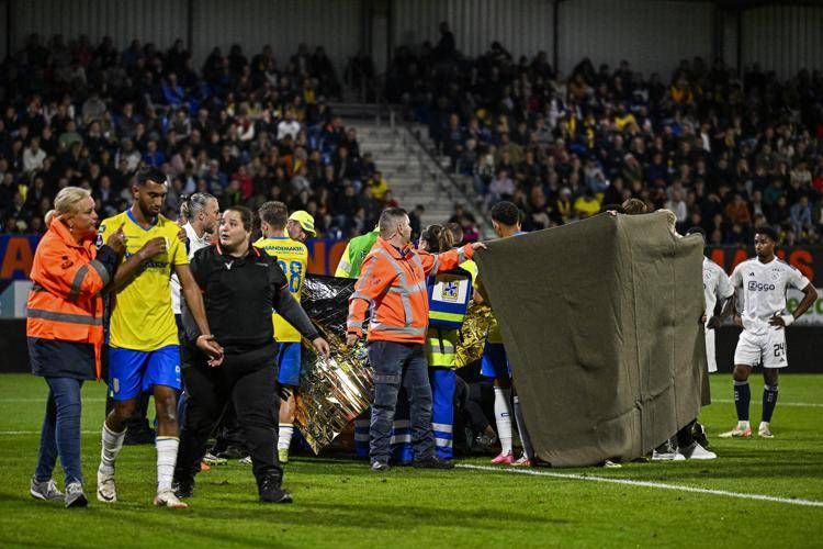 Soccorsi al portiere Etienne Vaessen - (Afp)