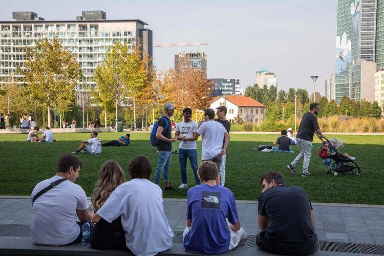 Persone in un parco di Milano - (Fotogramma)