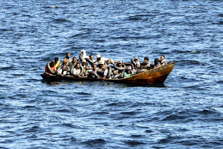 Migranti a bordo di un'imbarcazione - (Afp)