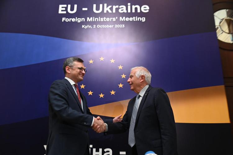 Il ministro degli Esteri ucraino Kuleba e l'Alto Rappresentante Ue Borrell a Kiev - Dmytro Kuleba /Twitter