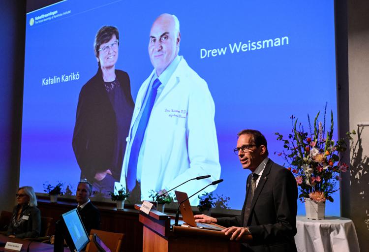 L'annuncio del Nobel per la Medicina 2023 a Katalin Karikó e Drew Weissman