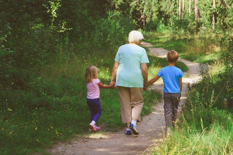 Nonna al parco con i nipoti - ()