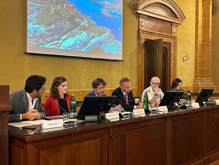 La presentazione del programma Linea Blu Discovery, terzo da sinistra il ministro dell'Agricoltura, della Sovranità alimentare e delle Foreste, Francesco Lollobrigida 