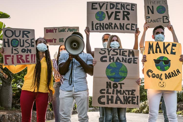 Giovani manifestanti per il clima - Canva
