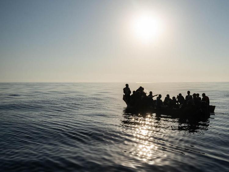 Migranti su un'imbarcazione - Afp)
